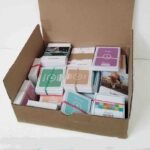 Die offenen Wortschatzschachtel, die gebündelten Wortschatzkarten sichtbar