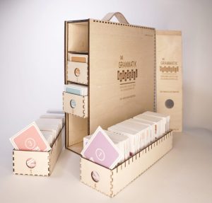 Der offene Wortschatzkoffer mit dem sichtbaren Grundwortschatz in Laden