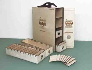 Der Wortschatzkoffer ohne Wortschatzkarten, die Laden und Trennblätter sichtbar