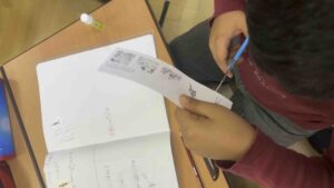 SuS schneiden Pickerl aus und kleben sie zu ihrem Text.