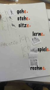 Die Personalform der 1. Person Singular mit dem Marker "-e" wird in der Vorschulklasse erarbeitet und verschriftlicht